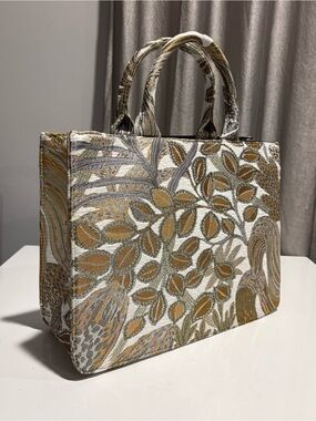 Woven Leaf-Print Tote Bag in White and Tan